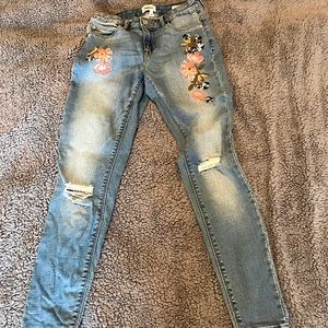 Mid rise embroidered jeans